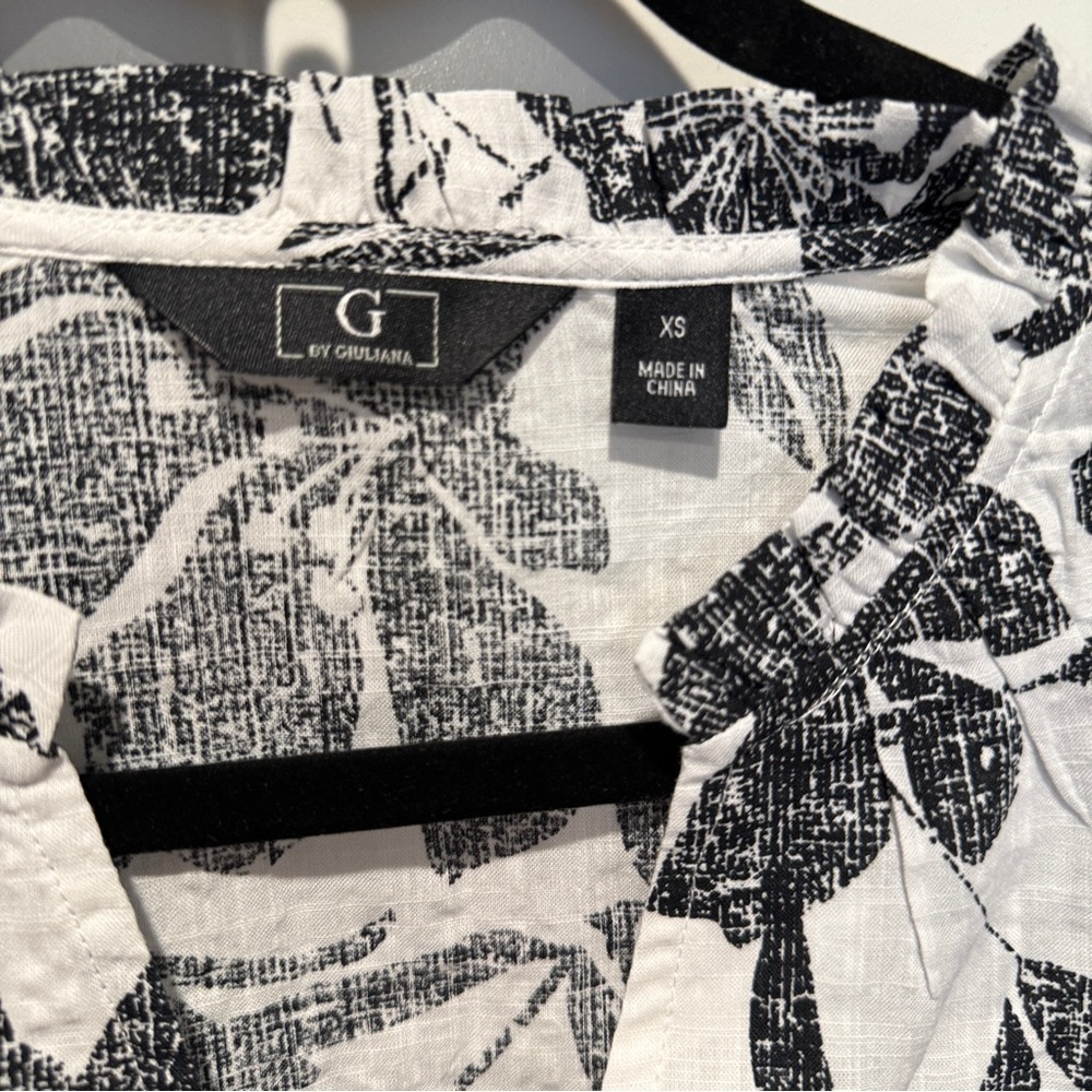 G by Giuliana Monochrome Floral Top with Ruffle Accents - Picture 5 of 8